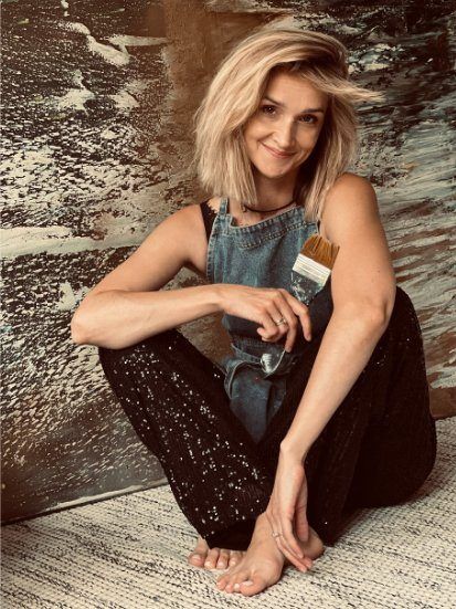 Edyta Michalska w pracowni z pędzlem